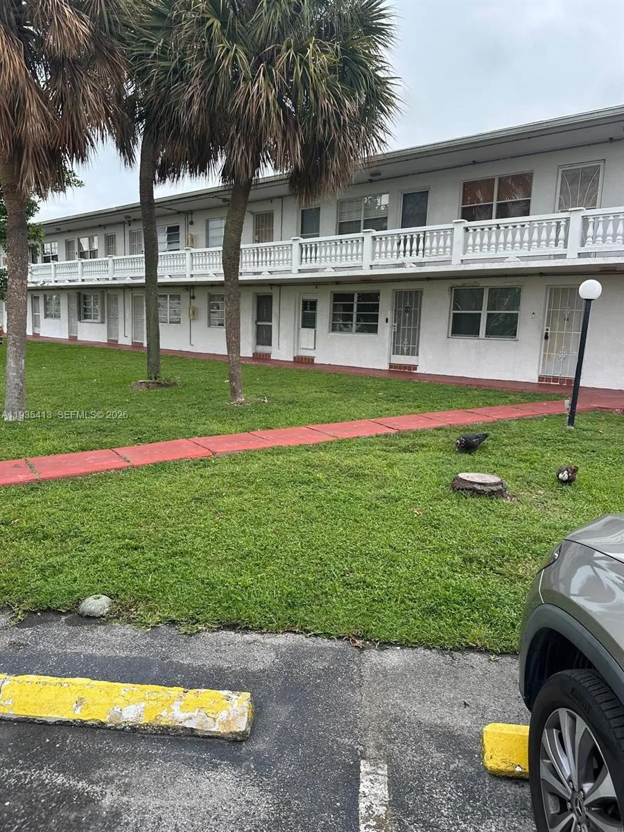 Foto de propiedad en 65 NE 202nd Terrace Q27, Miami Gardens, FL 33179 Miami Gardens con MLS# 