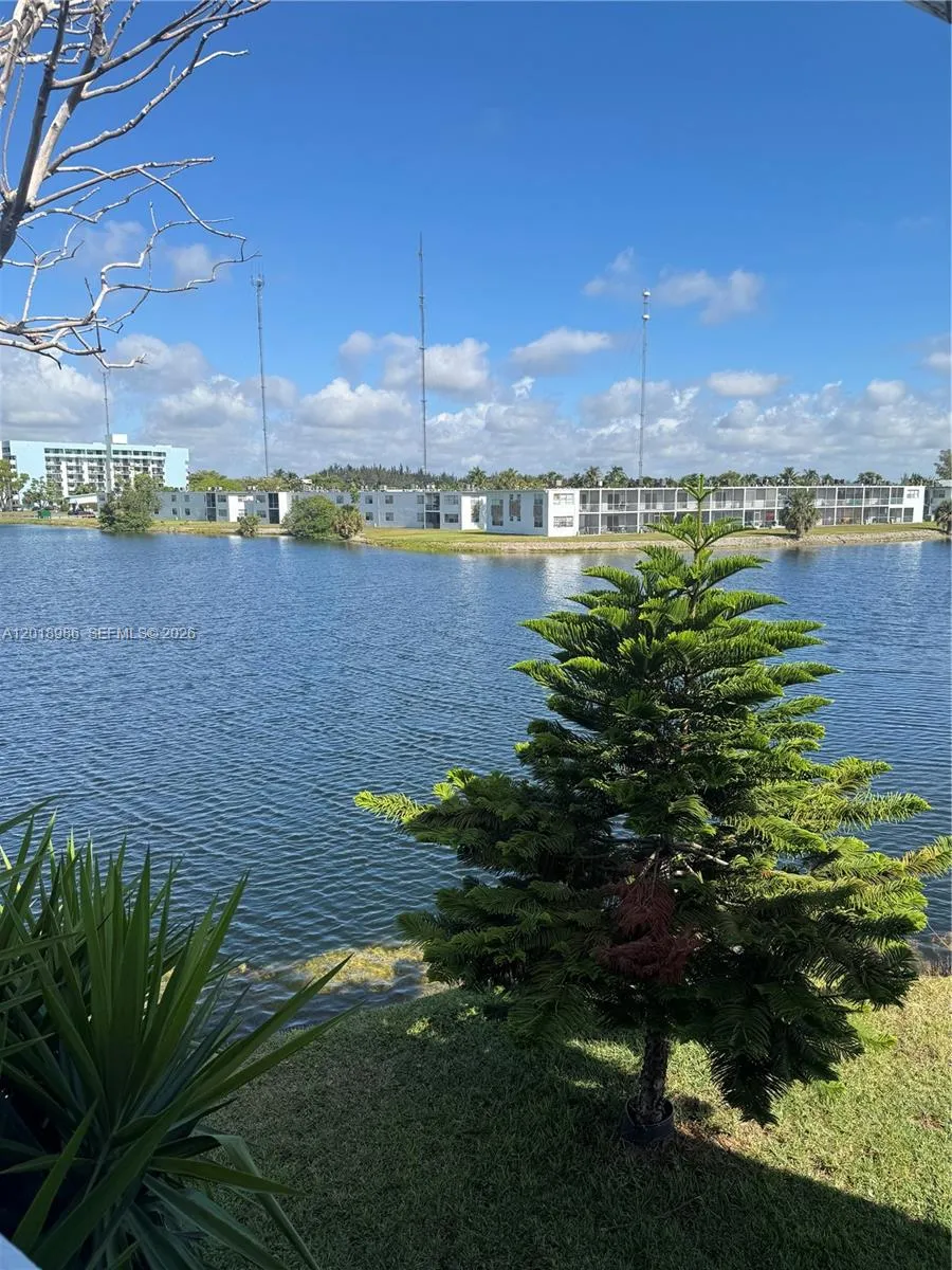 Foto de propiedad en 65 NE 202nd Terrace Q33, Miami Gardens, FL 33179 Miami Gardens con MLS# 