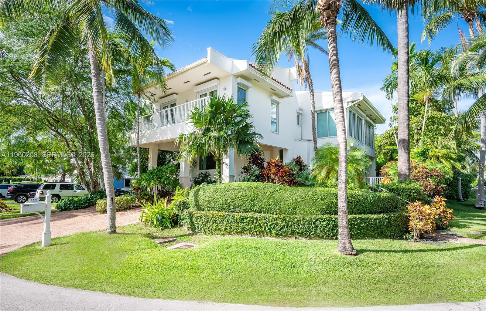 Foto de propiedad en 650 Curtiswood Drive, Key Biscayne, FL 33149 Key Biscayne con MLS# 