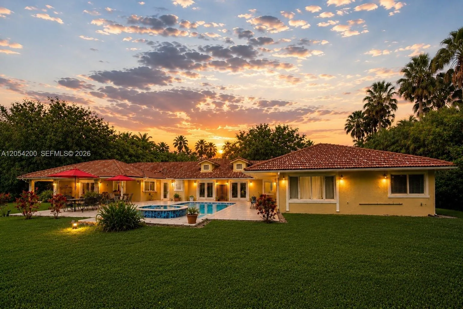 Foto de propiedad en 6500 SW 127th Street, Pinecrest, FL 33156 Pinecrest con MLS# 
