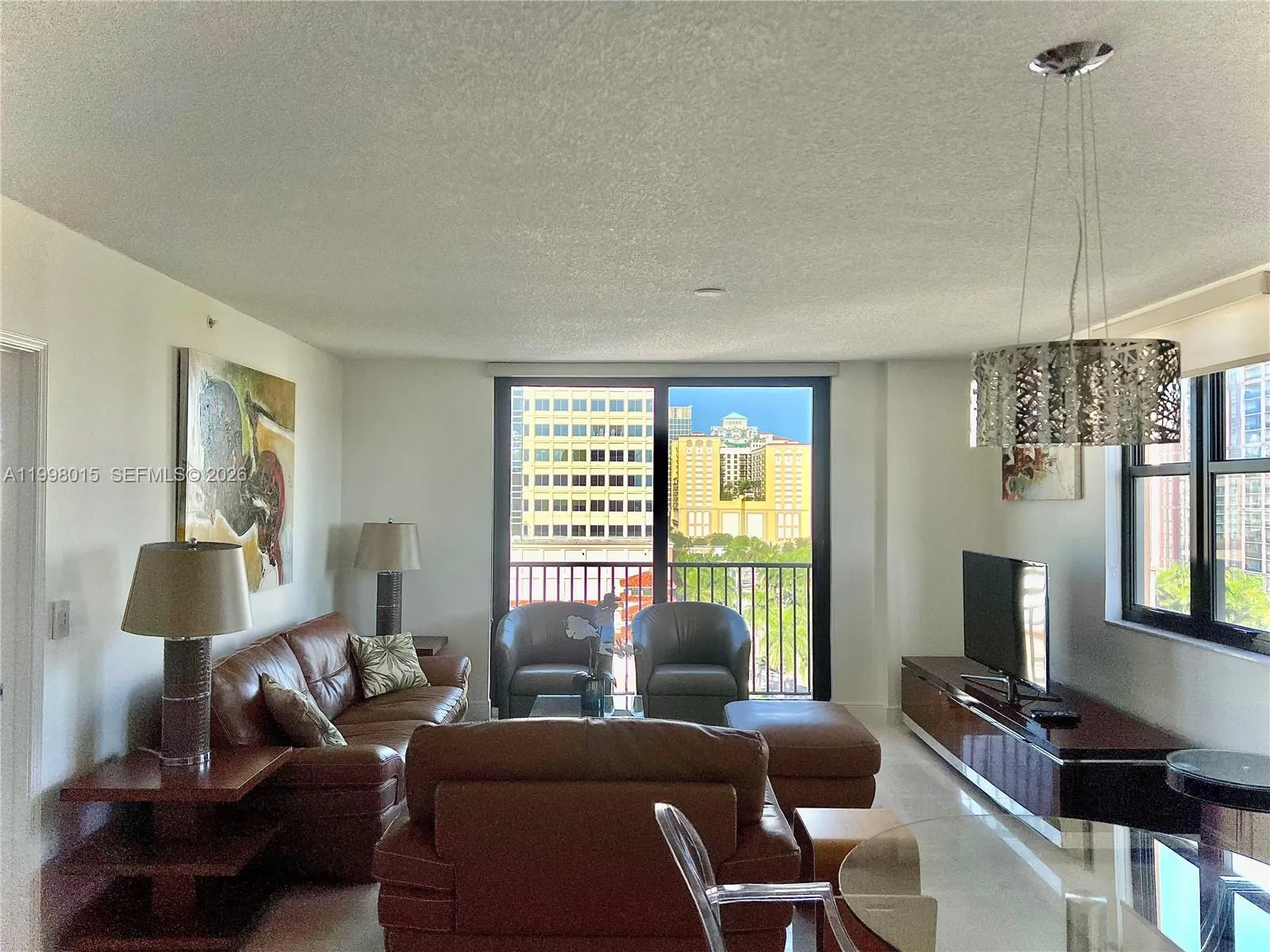 Foto de propiedad en 651 Okeechobee Boulevard 811, West Palm Beach, FL 33401 West Palm Beach con MLS# 