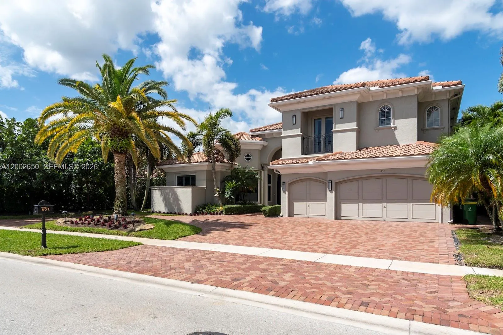 Foto de propiedad en 651 Sweet Bay Avenue, Plantation, FL 33324 Plantation con MLS# 