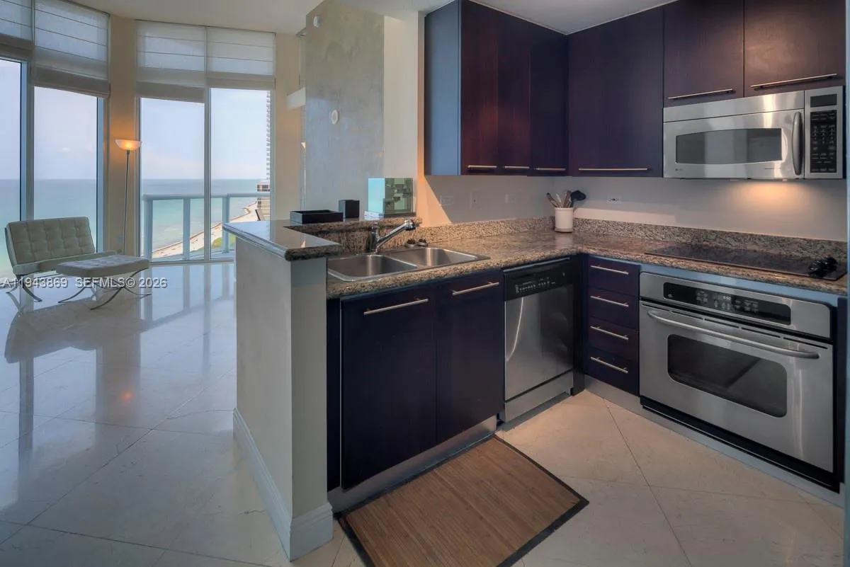 Alquilada 6515 Collins Avenue 1804, Miami Beach, FL 33141, Miami Beach, FL 33141
