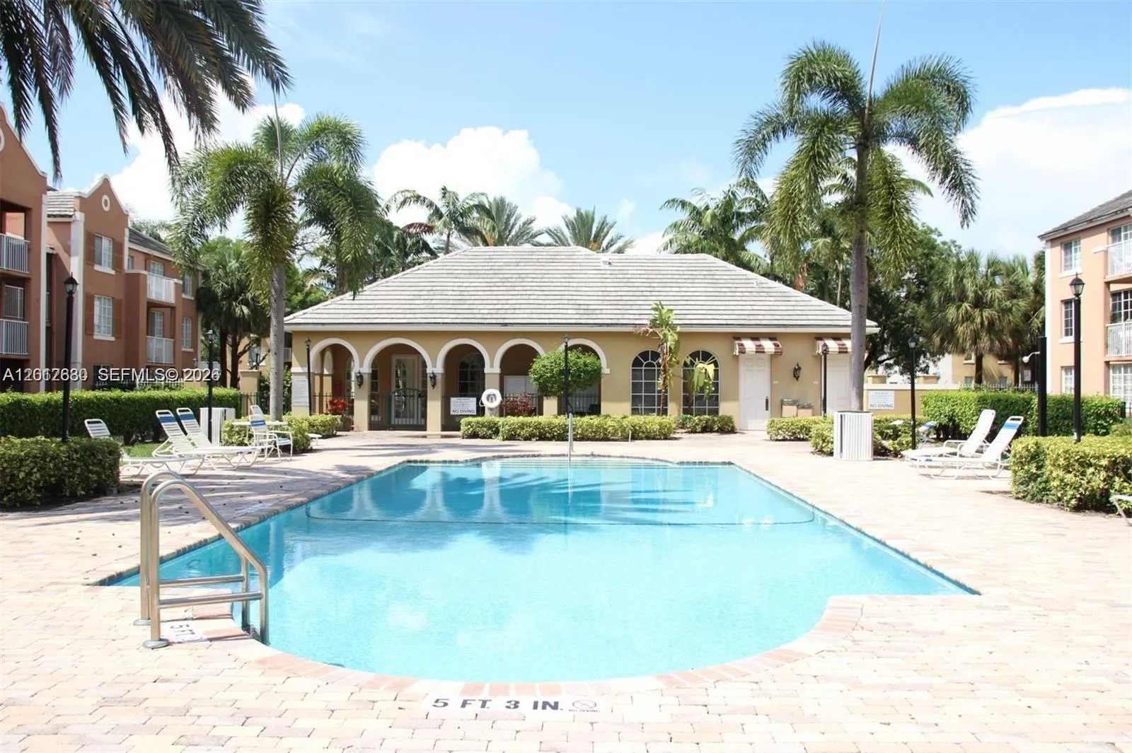 Foto de propiedad en 655 SW 111th Way 201, Pembroke Pines, FL 33025 Pembroke Pines con MLS# 
