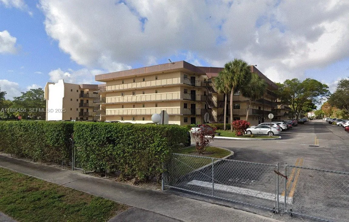 Foto de propiedad en 6555 W Broward Boulevard 104, Plantation, FL 33317 Plantation con MLS# 