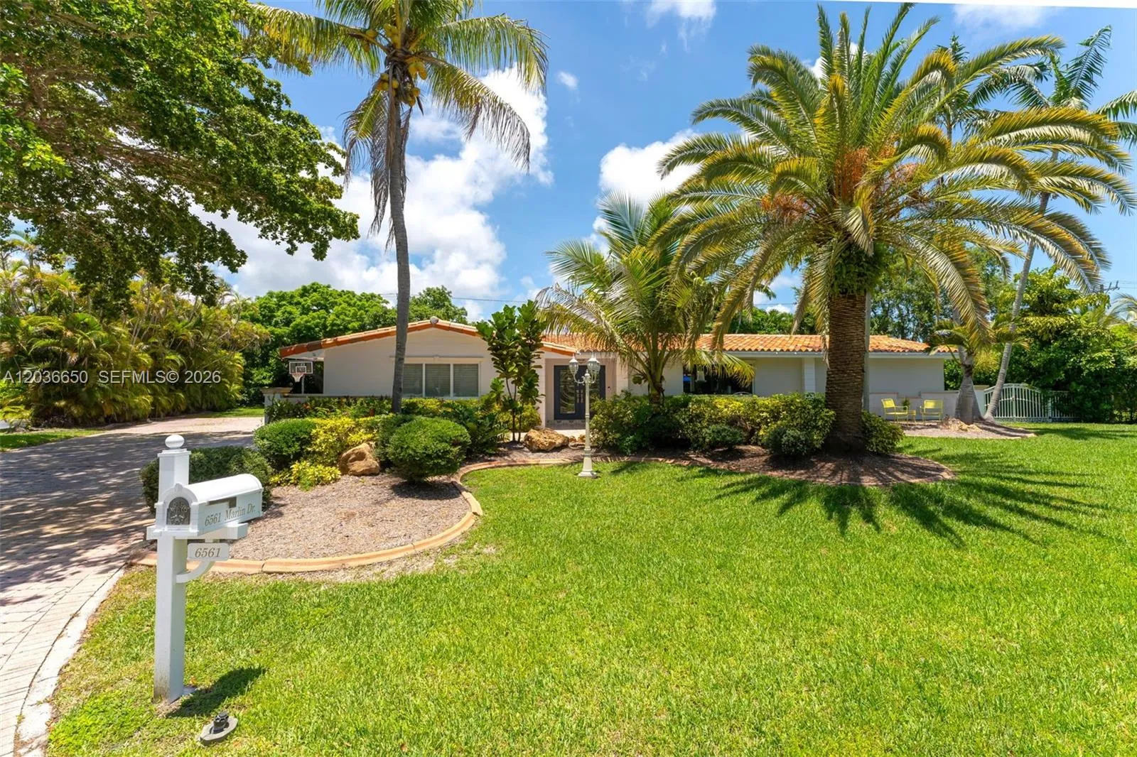 Foto de propiedad en 6561 Marlin Drive, Coral Gables, FL 33158 Coral Gables con MLS# 