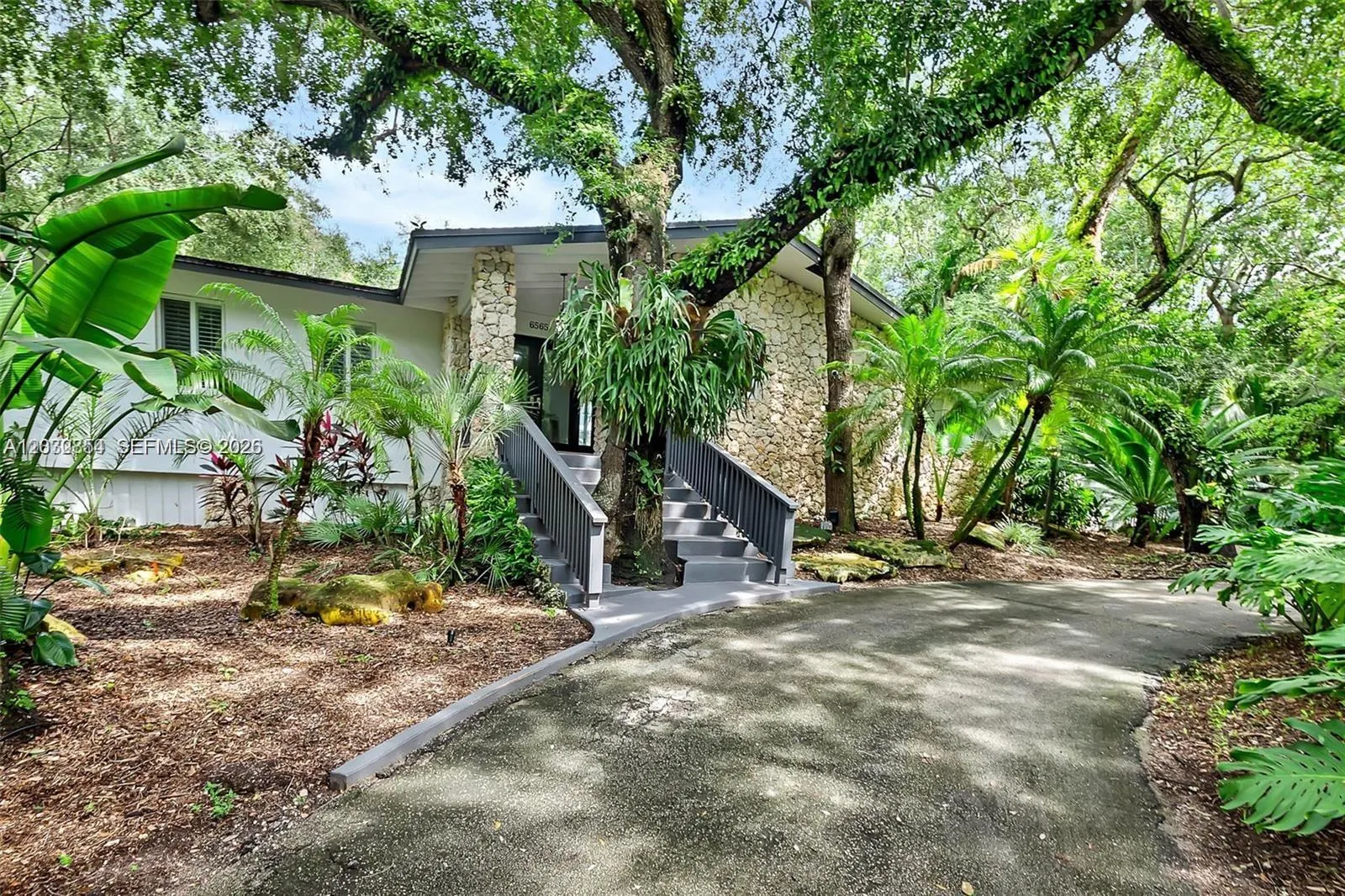 Foto de propiedad en 6565 SW 134th Drive, Pinecrest, FL 33156 Pinecrest con MLS# 