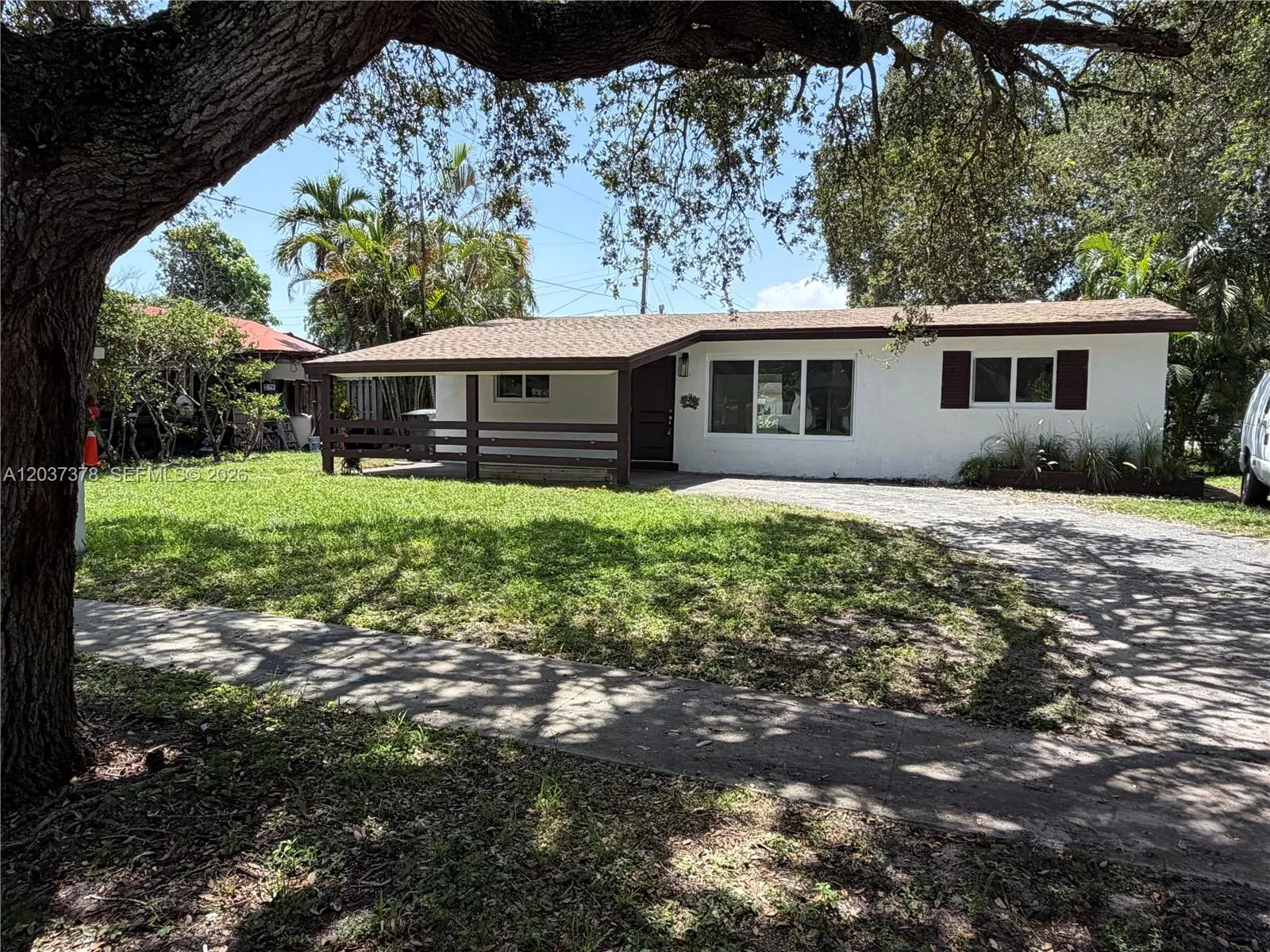 Foto de propiedad en 6570 Liberty Street, Hollywood, FL 33024 Hollywood con MLS# 