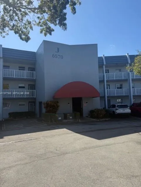 Foto de propiedad en 6570 Royal Palm Boulevard 215J, Margate, FL 33063 Margate con MLS# 