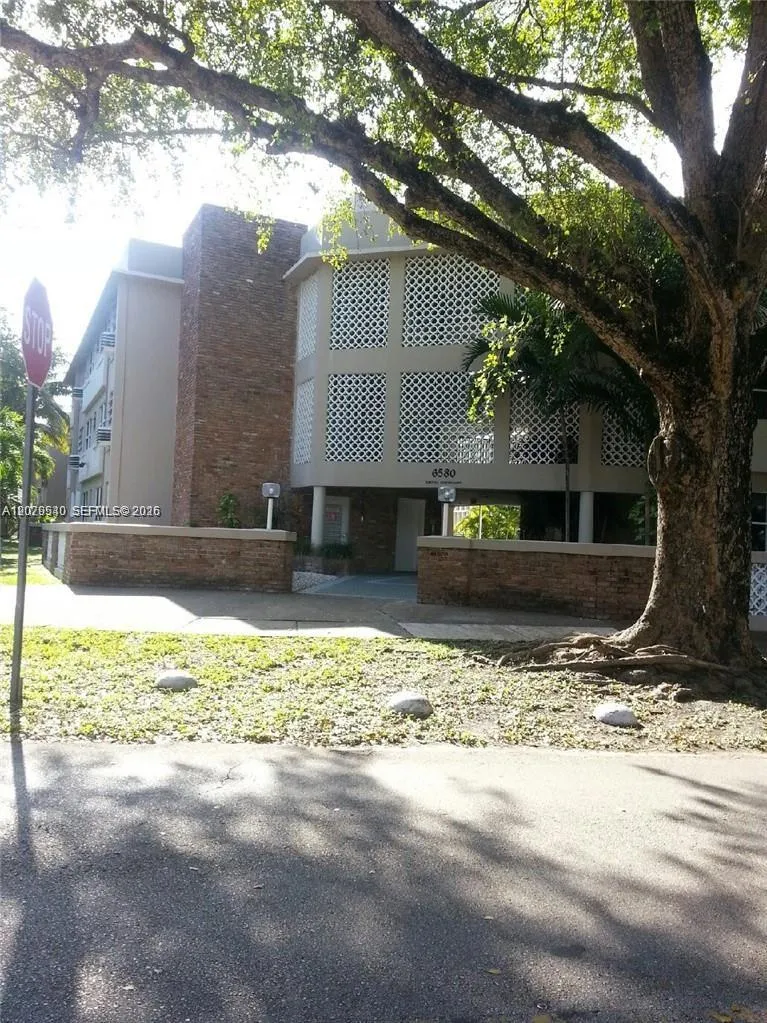 Foto de propiedad en 6580 Santona Street A3, Coral Gables, FL 33146 Coral Gables con MLS# 