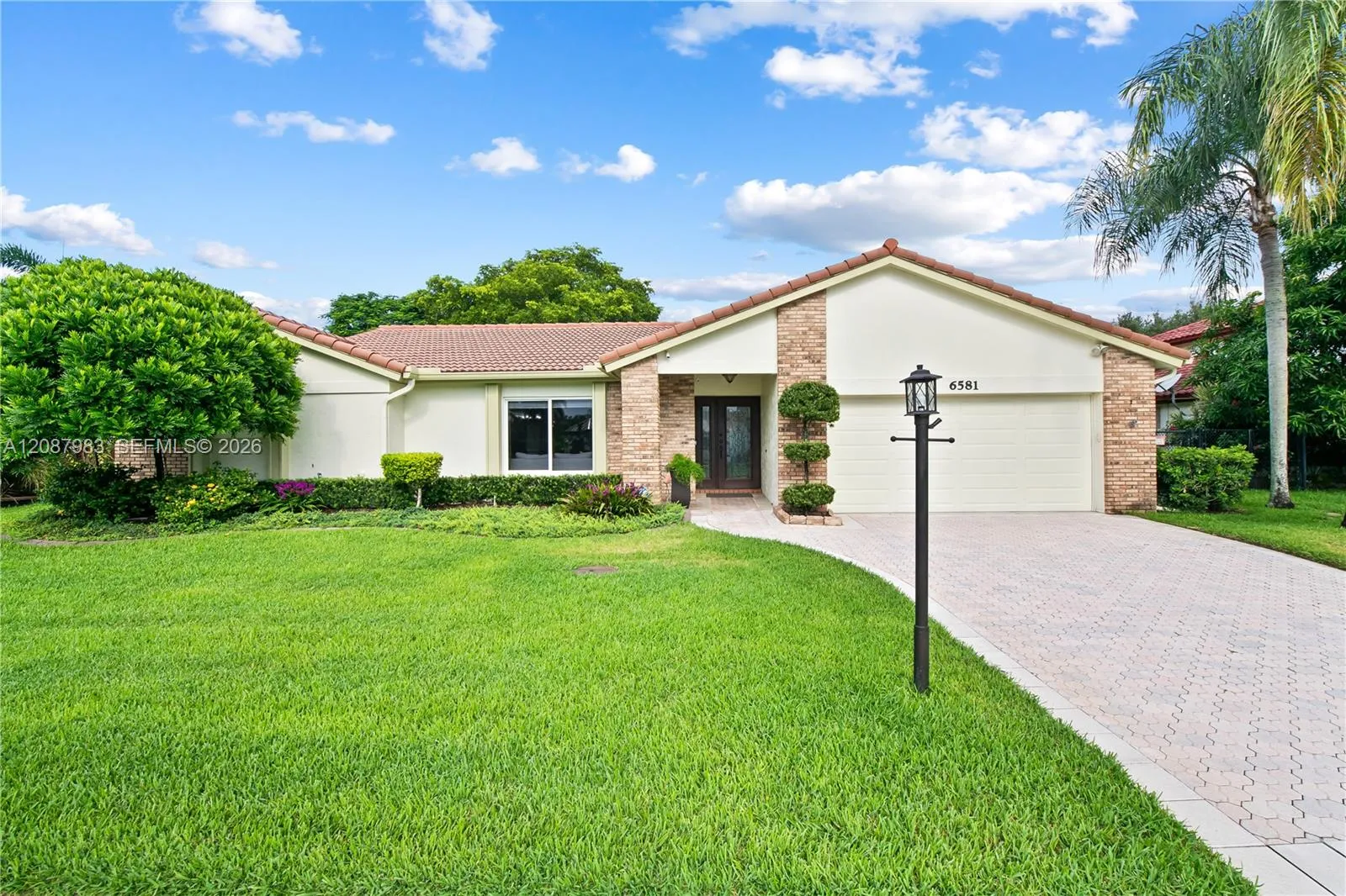 Foto de propiedad en 6581 Falconsgate Avenue, Davie, FL 33331 Davie con MLS# 