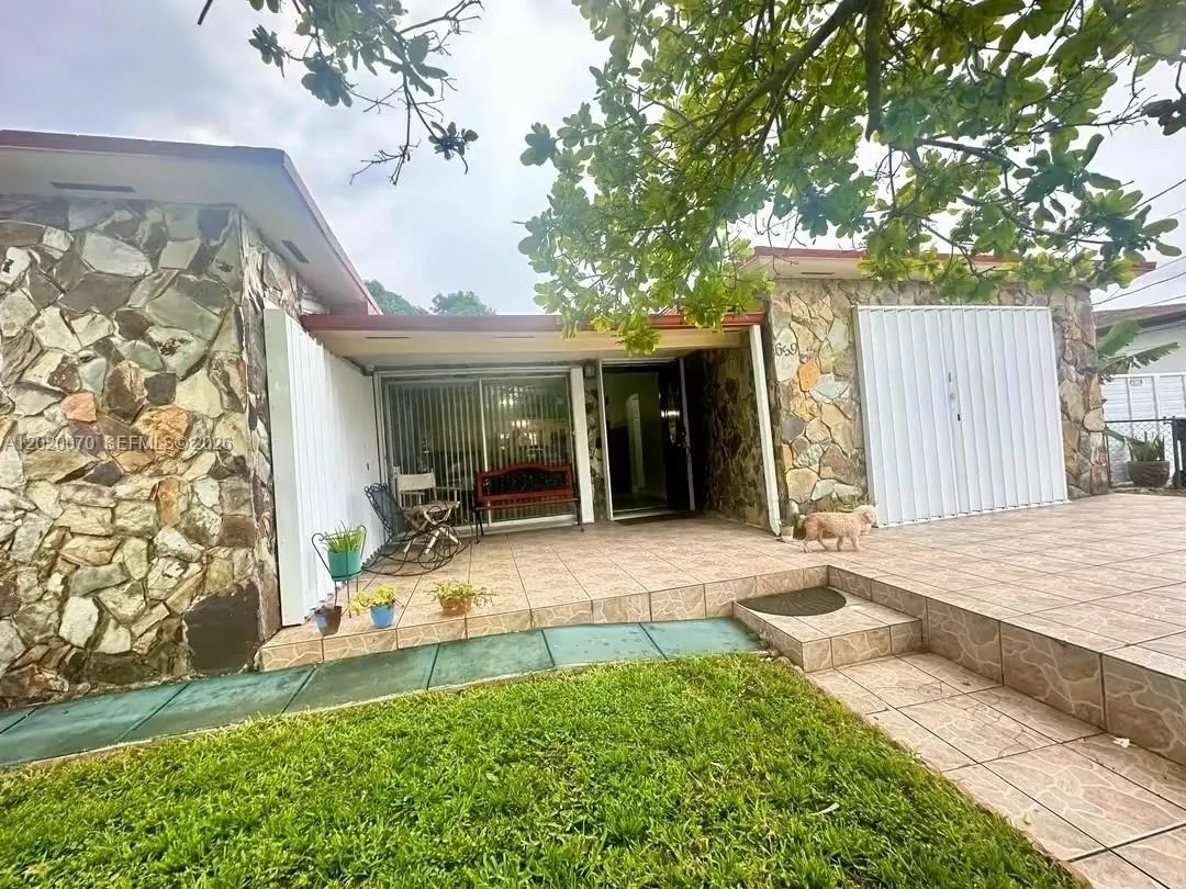 Vendido 659 W 14th Street, Hialeah, FL 33010, Hialeah, FL 33010