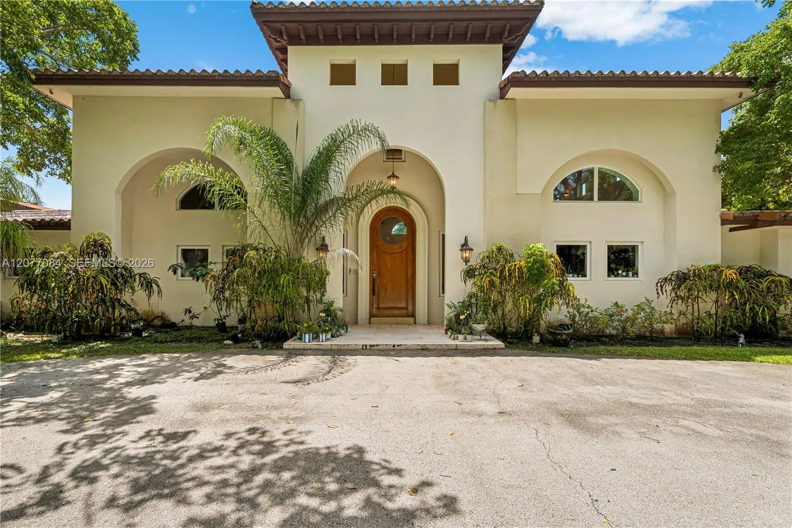 Foto de propiedad en 6600 SW 111th Street, Pinecrest, FL 33156 Pinecrest con MLS# 