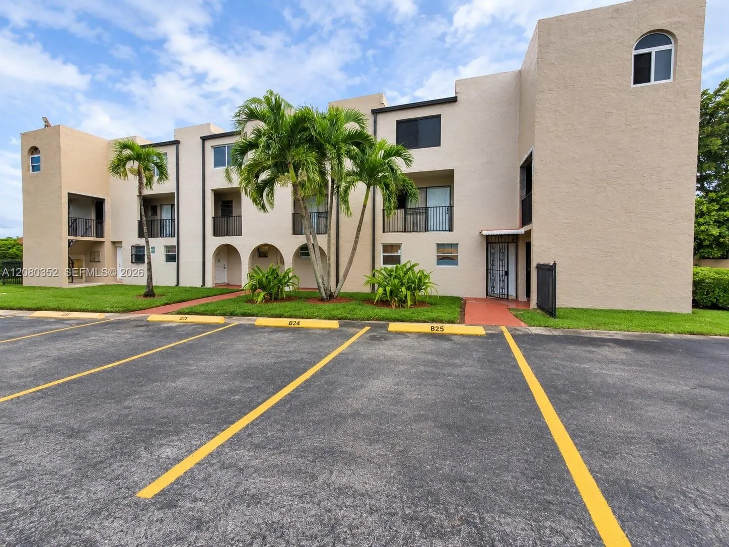 En Venta 6600 W 2nd Court 15, Hialeah, FL 33012, Hialeah, FL 33012