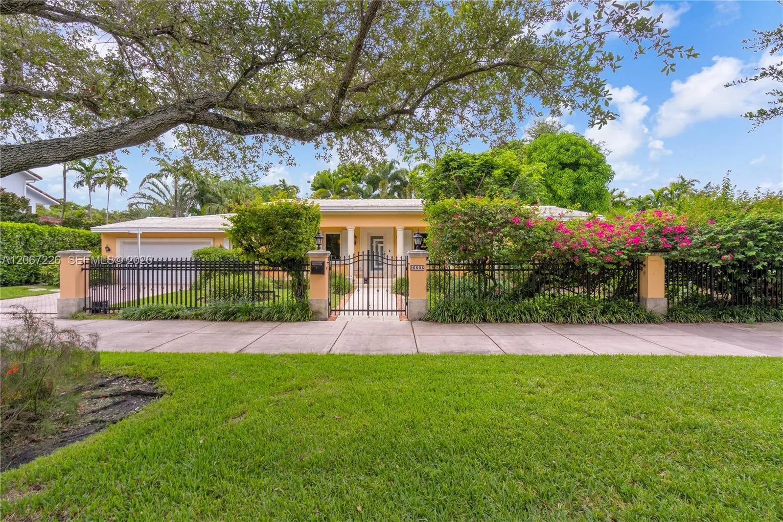 Foto de propiedad en 6605 Maynada Street, Coral Gables, FL 33146 Coral Gables con MLS# 