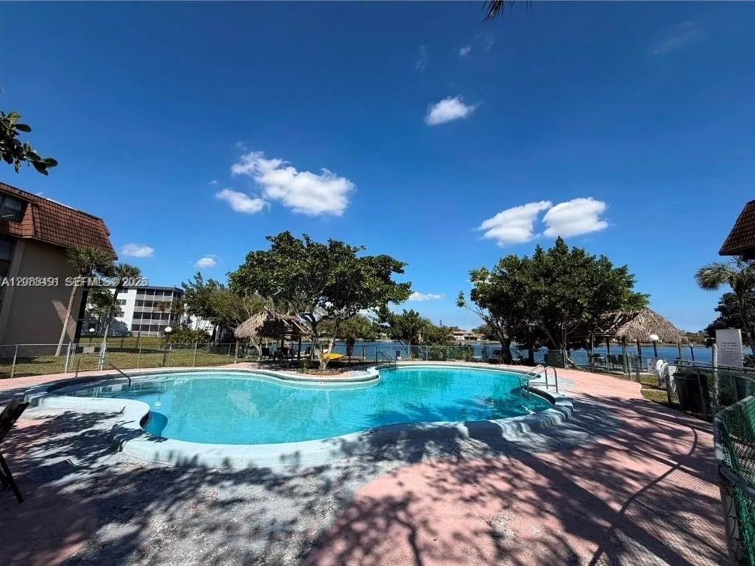 En Venta 661 NE 195th Street 407, Miami, FL 33179, Miami, FL 33179