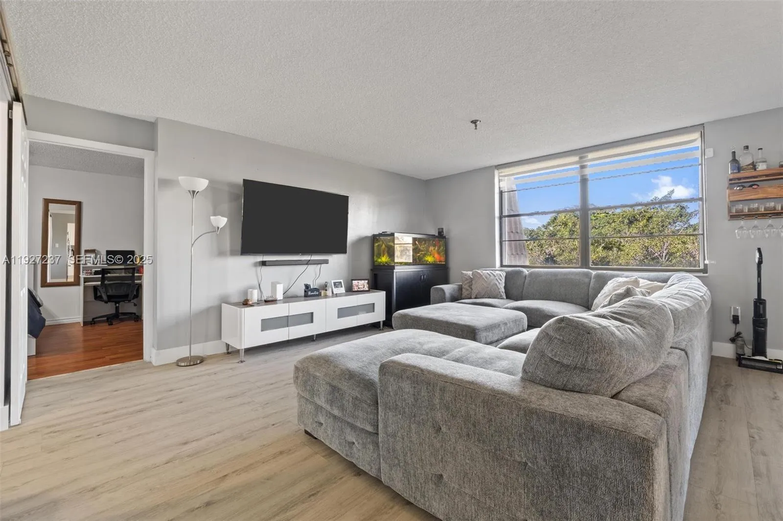 Foto de propiedad en 661 NE 195th Street 408, Miami, FL 33179 Miami con MLS# 