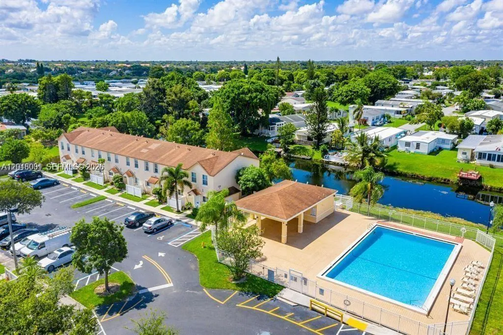 Foto de propiedad en 6617 Winfield Boulevard 10-1, Margate, FL 33063 Margate con MLS# 