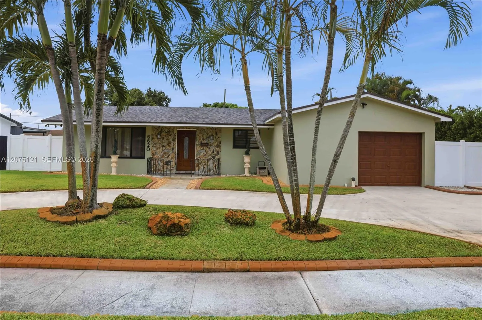 Foto de propiedad en 6620 SW 6th Street, Pembroke Pines, FL 33023 Pembroke Pines con MLS# 