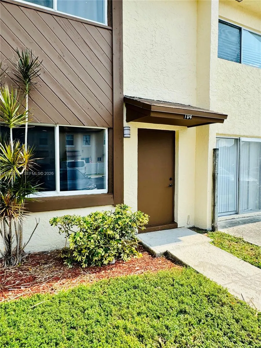 Foto de propiedad en 6625 Winfield Boulevard 4-D, Margate, FL 33063 Margate con MLS# 