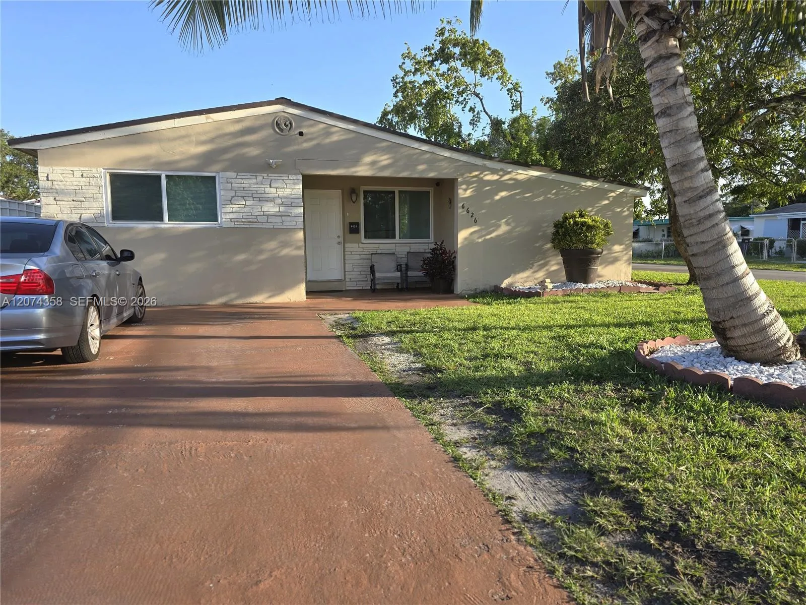 Foto de propiedad en 6626 SW 1st Court, Pembroke Pines, FL 33023 Pembroke Pines con MLS# 