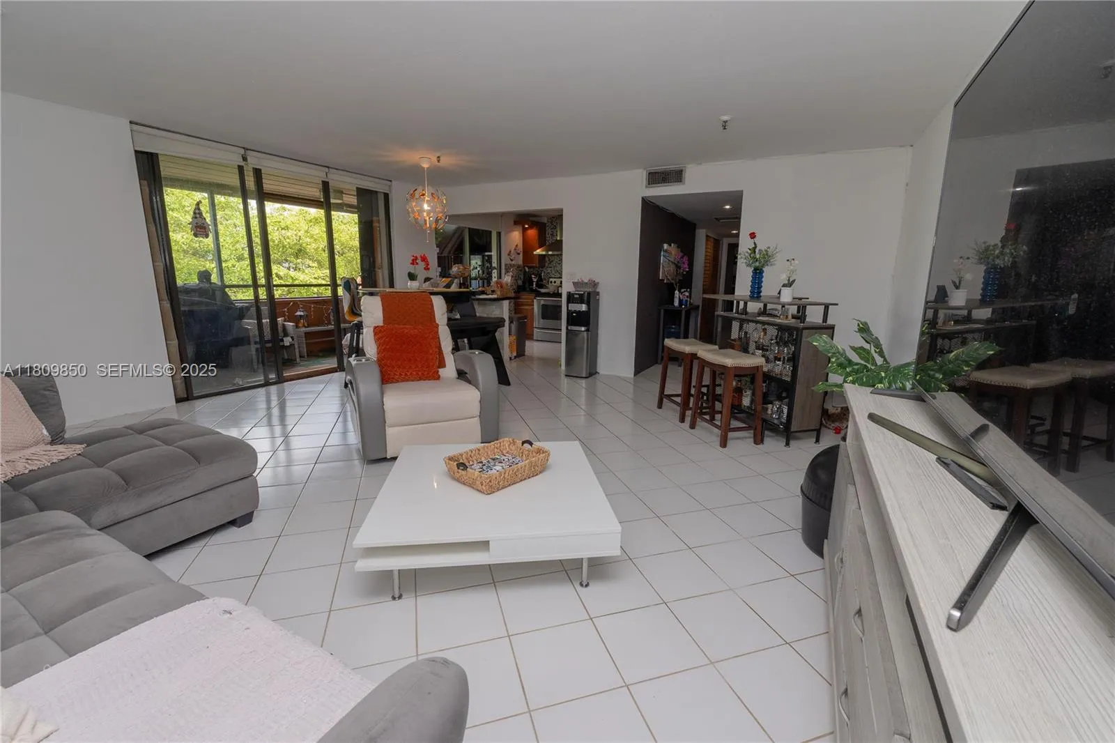 Foto de propiedad en 665 NE 195th Street 419, Miami, FL 33179 Miami con MLS# 