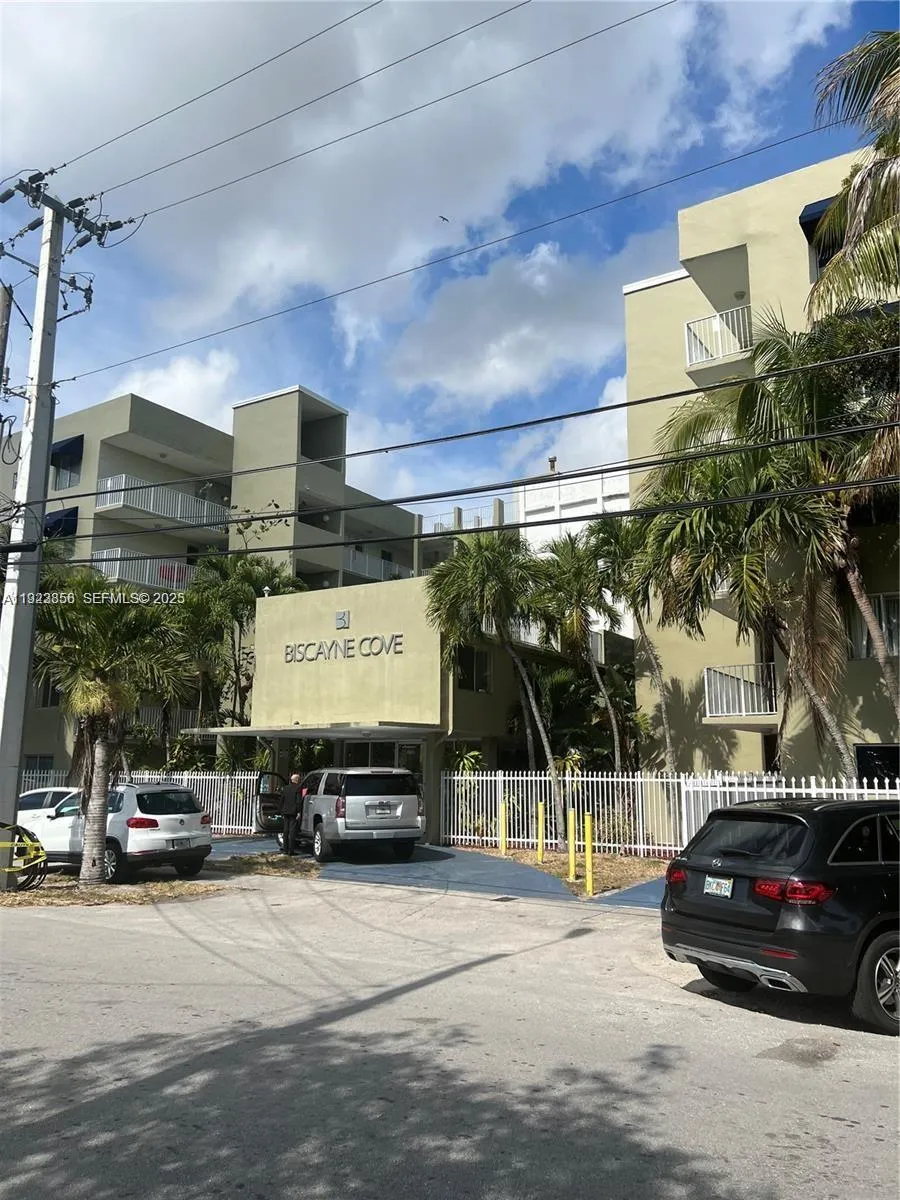 Foto de propiedad en 665 NE 83rd Terrace 112, Miami, FL 33138 Miami con MLS# 