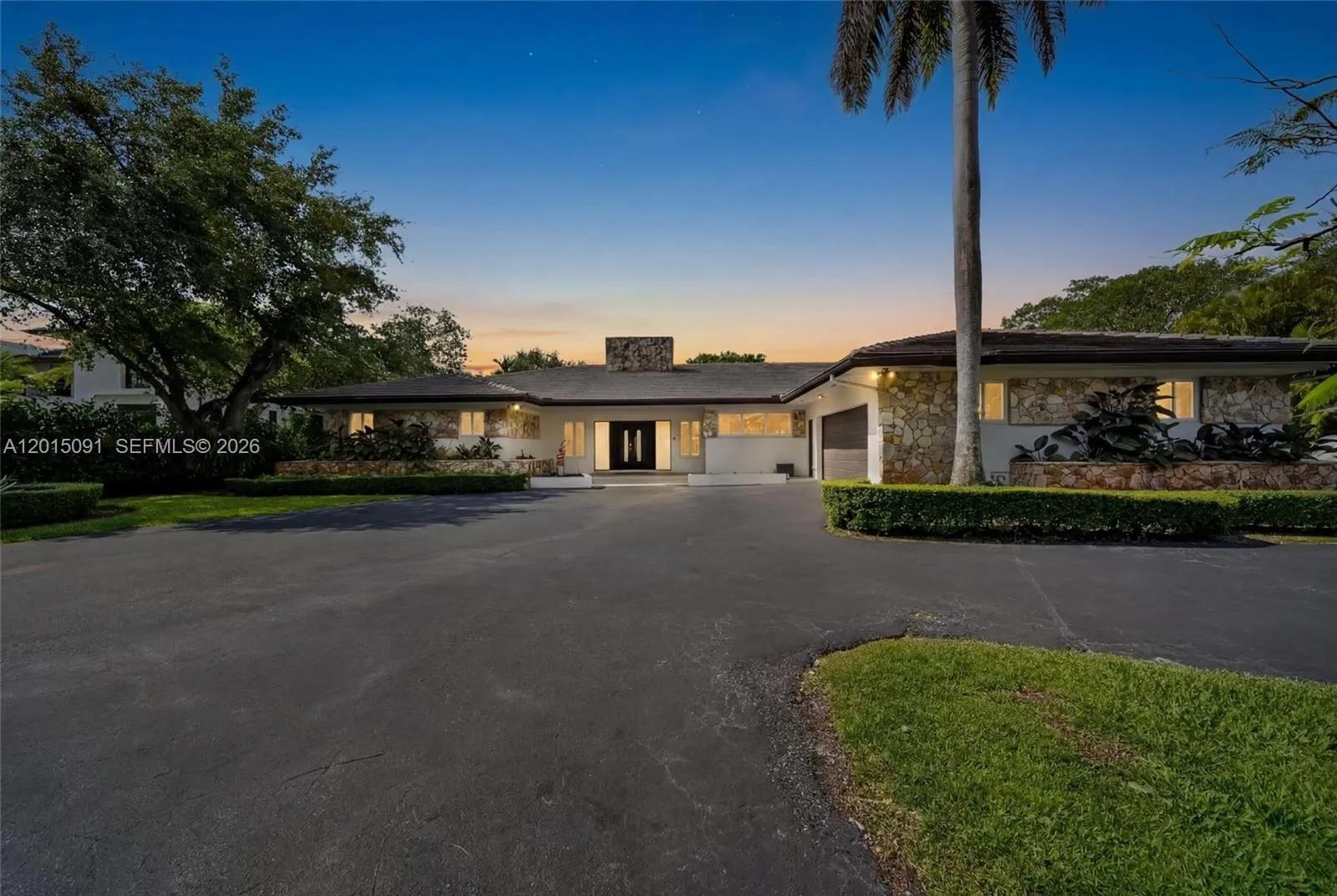 Foto de propiedad en 6650 SW 112th Street, Pinecrest, FL 33156 Pinecrest con MLS# 