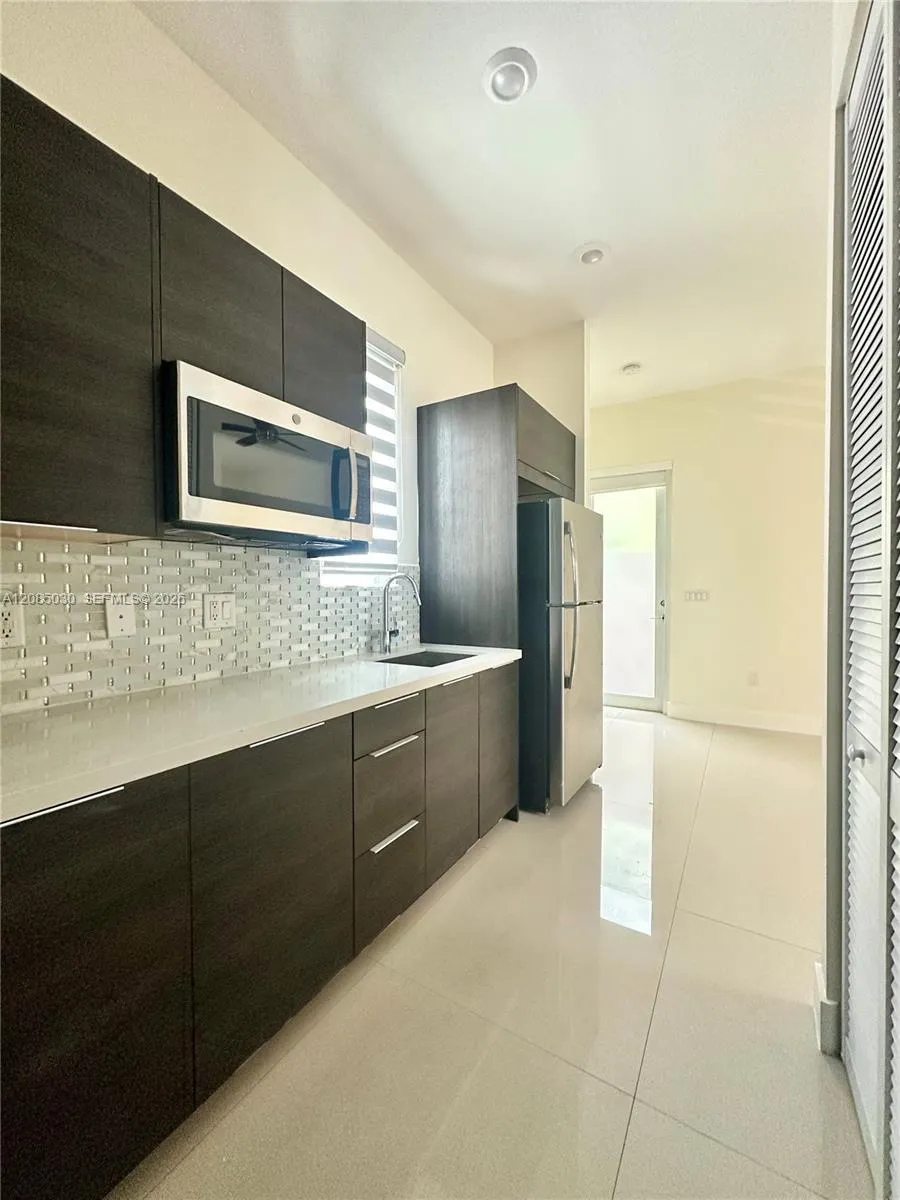 En Renta 6681 NW 104 Avenue EFFIC, Doral, FL 33178, Doral, FL 33178