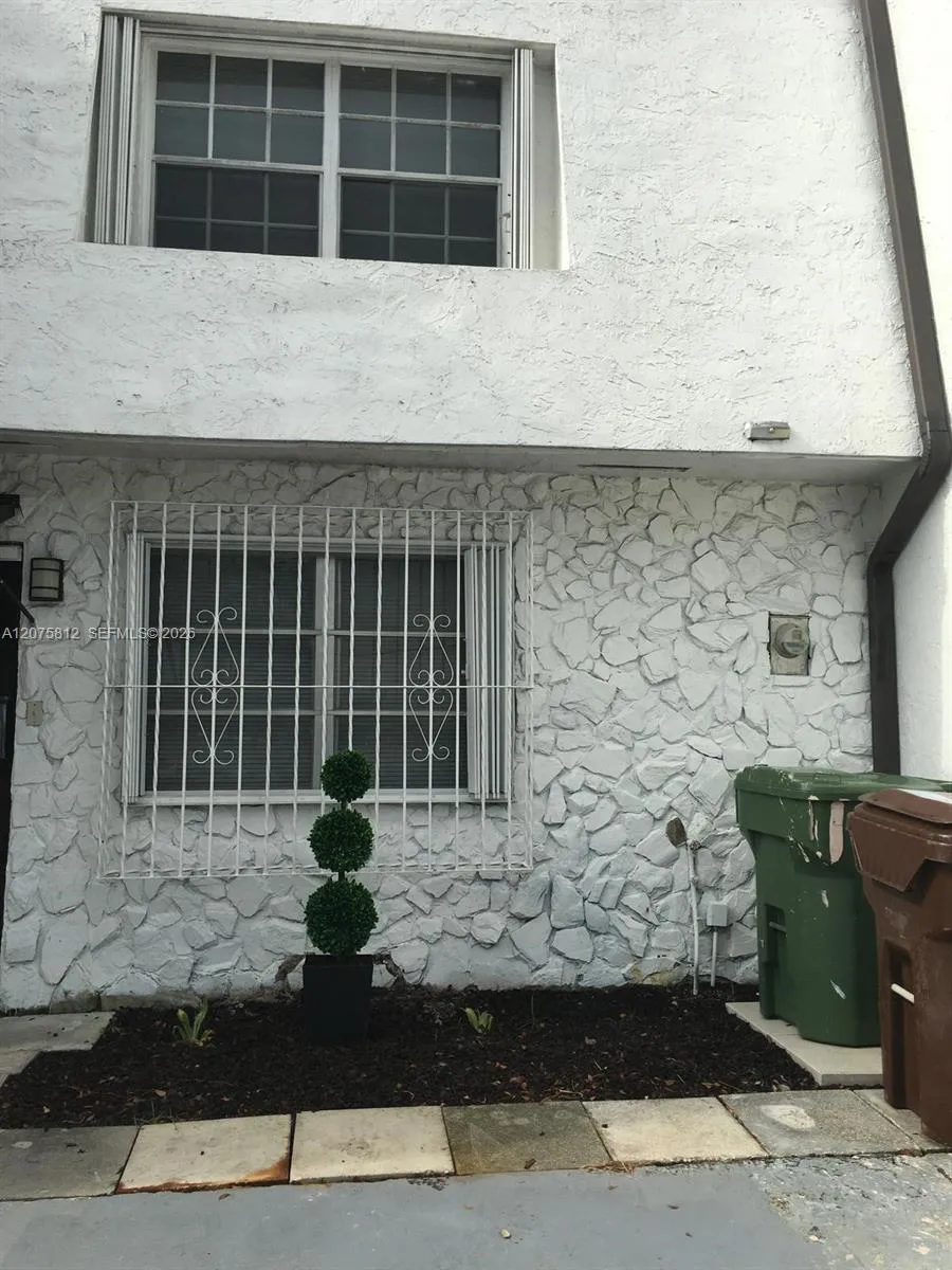 Foto de propiedad en 669 W 80th Street 0, Hialeah, FL 33014 Hialeah con MLS# 
