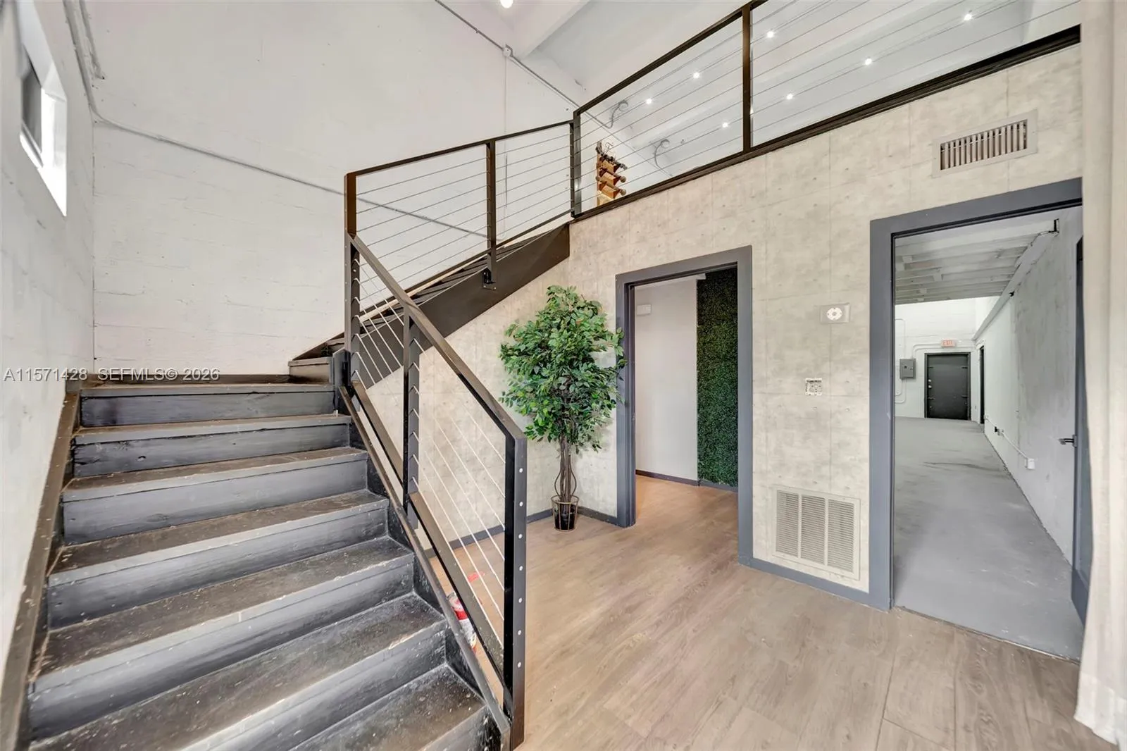 Foto de propiedad en 67 NW 166th Street, Miami, FL 33169 Miami con MLS# 