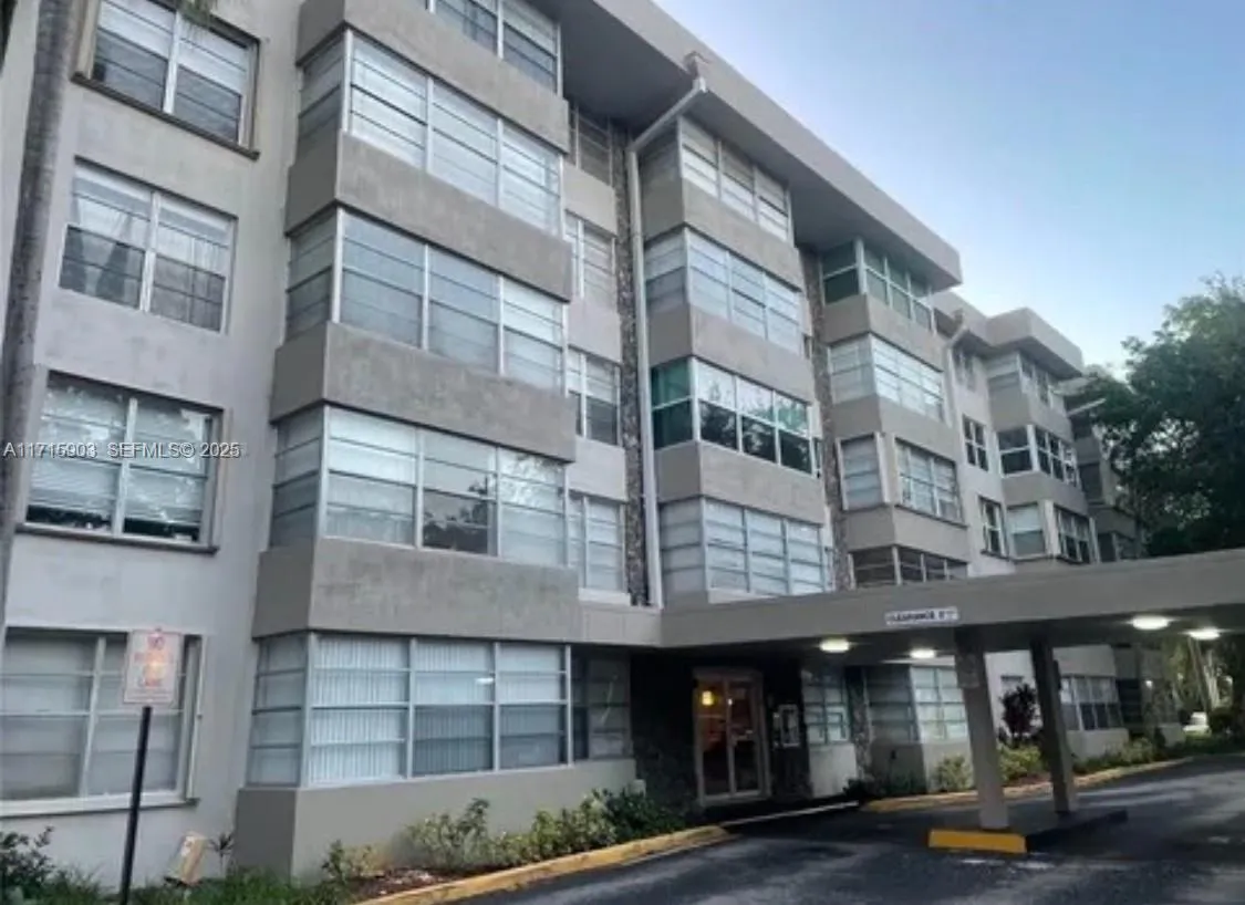 Foto de propiedad en 6700 Cypress Road 512, Plantation, FL 33317 Plantation con MLS# 