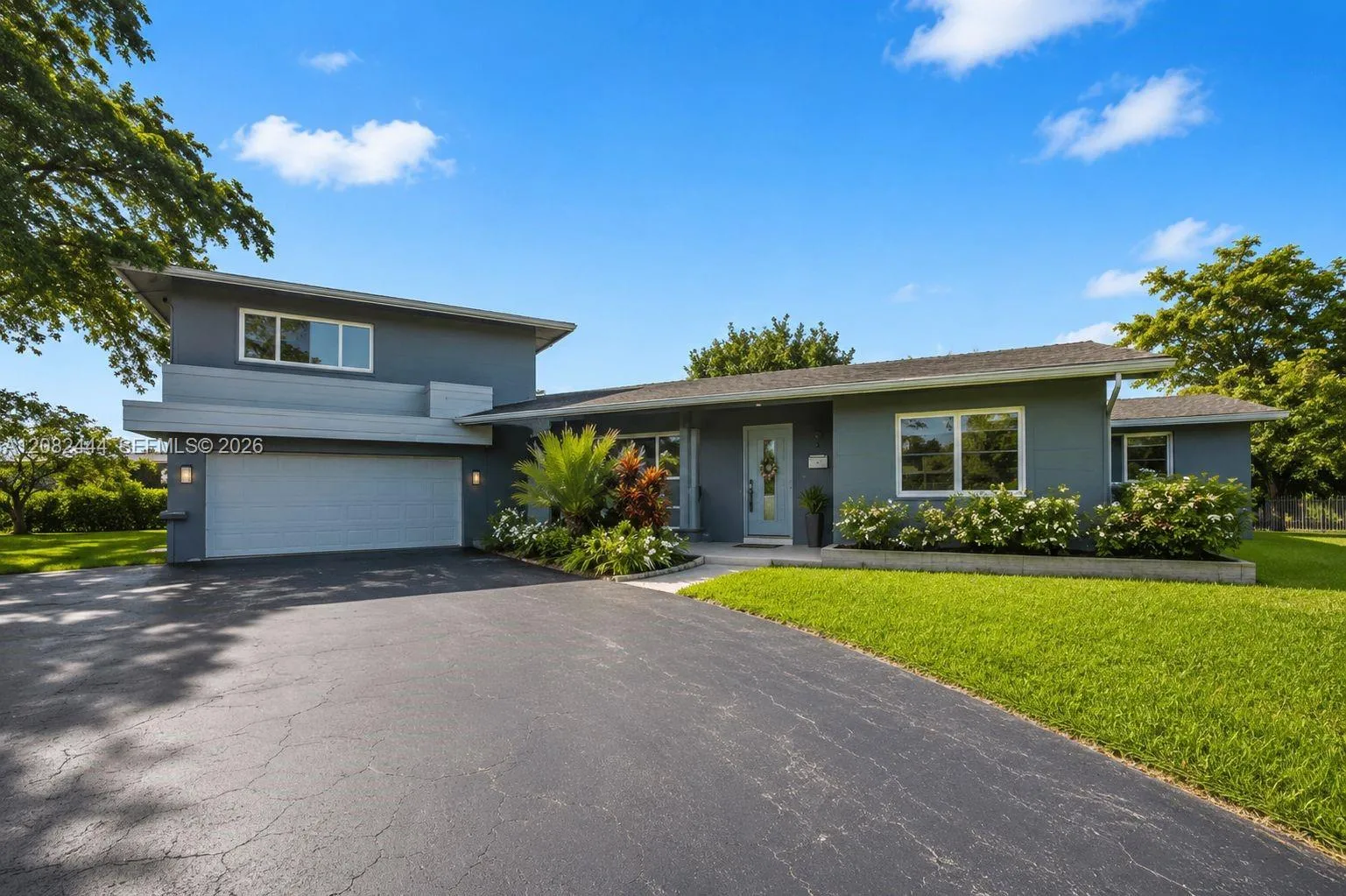 Foto de propiedad en 6700 E Tropical Way, Plantation, FL 33317 Plantation con MLS# 