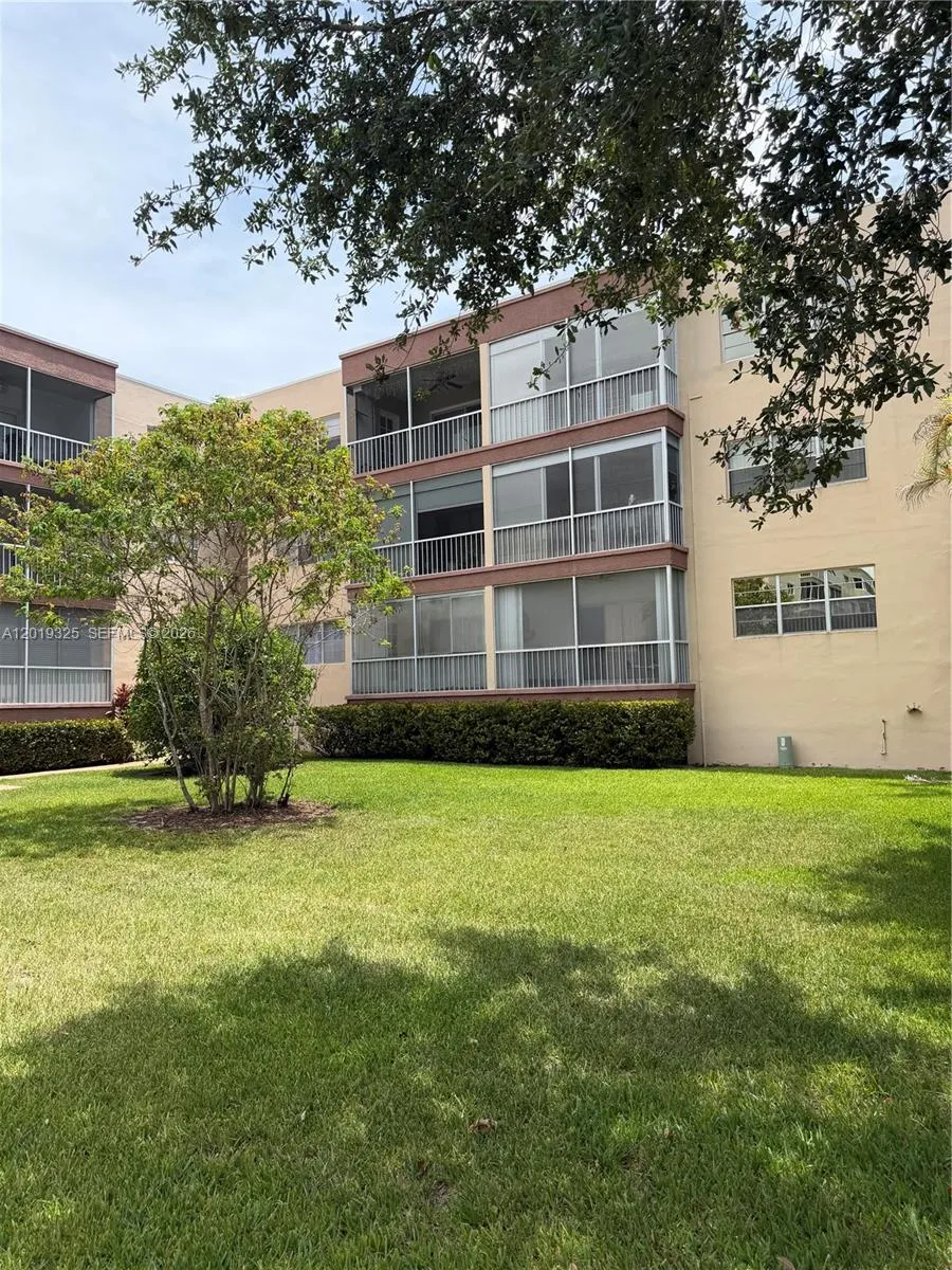 Foto de propiedad en 6701 Cypress Road 109, Plantation, FL 33317 Plantation con MLS# 