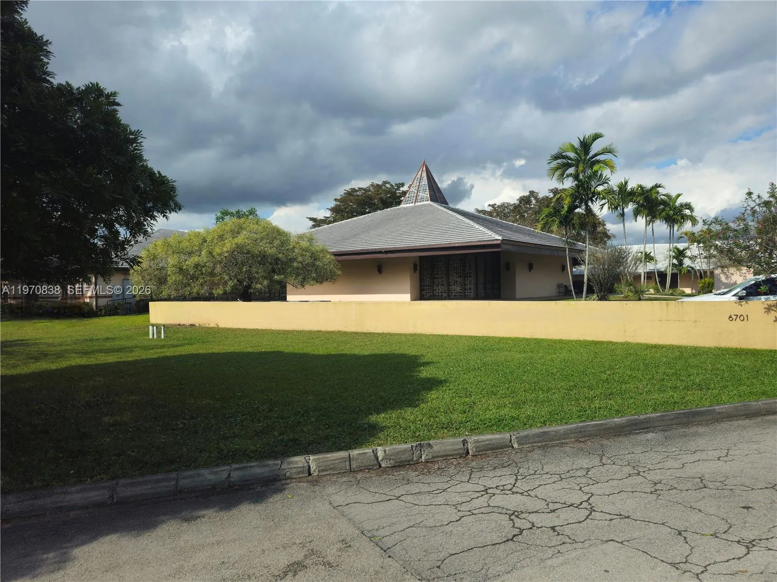 Foto de propiedad en 6701 S Miami Lakeway S, Miami Lakes, FL 33014 Miami Lakes con MLS# 