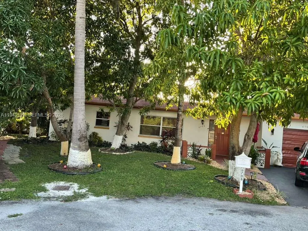 Foto de propiedad en 6706 Inwood, North Lauderdale, FL 33068 North Lauderdale con MLS# 