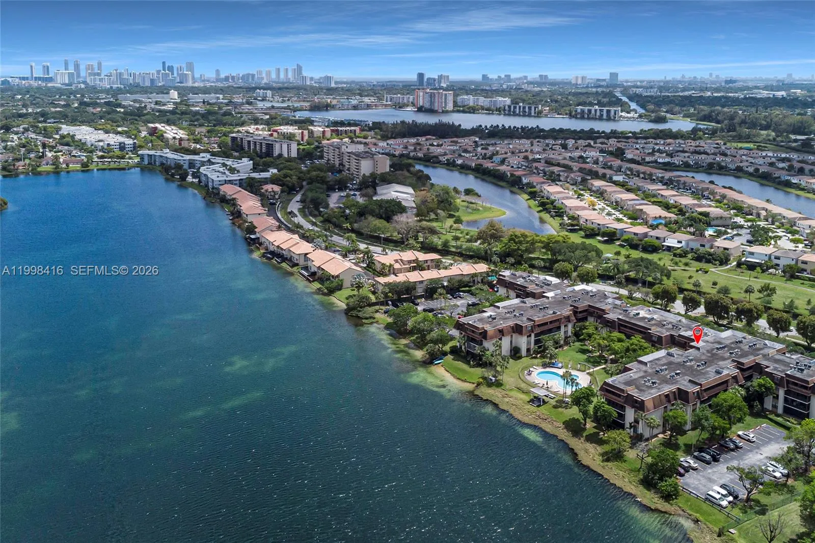 Foto de propiedad en 671 NE 195th Street 114E, Miami, FL 33179 Miami con MLS# 