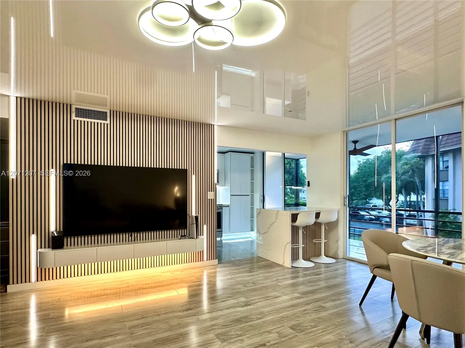 En Venta 671 NE 195th Street 205E, Miami, FL 33179, Miami, FL 33179
