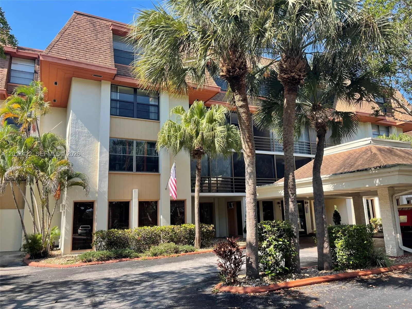 Foto de propiedad en 671 NE 195th Street 207-E, Miami, FL 33179 Miami con MLS# 