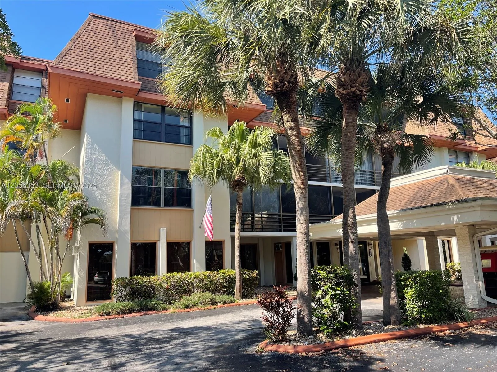 Foto de propiedad en 671 NE 195th Street 207-E, Miami, FL 33179 Miami con MLS# 