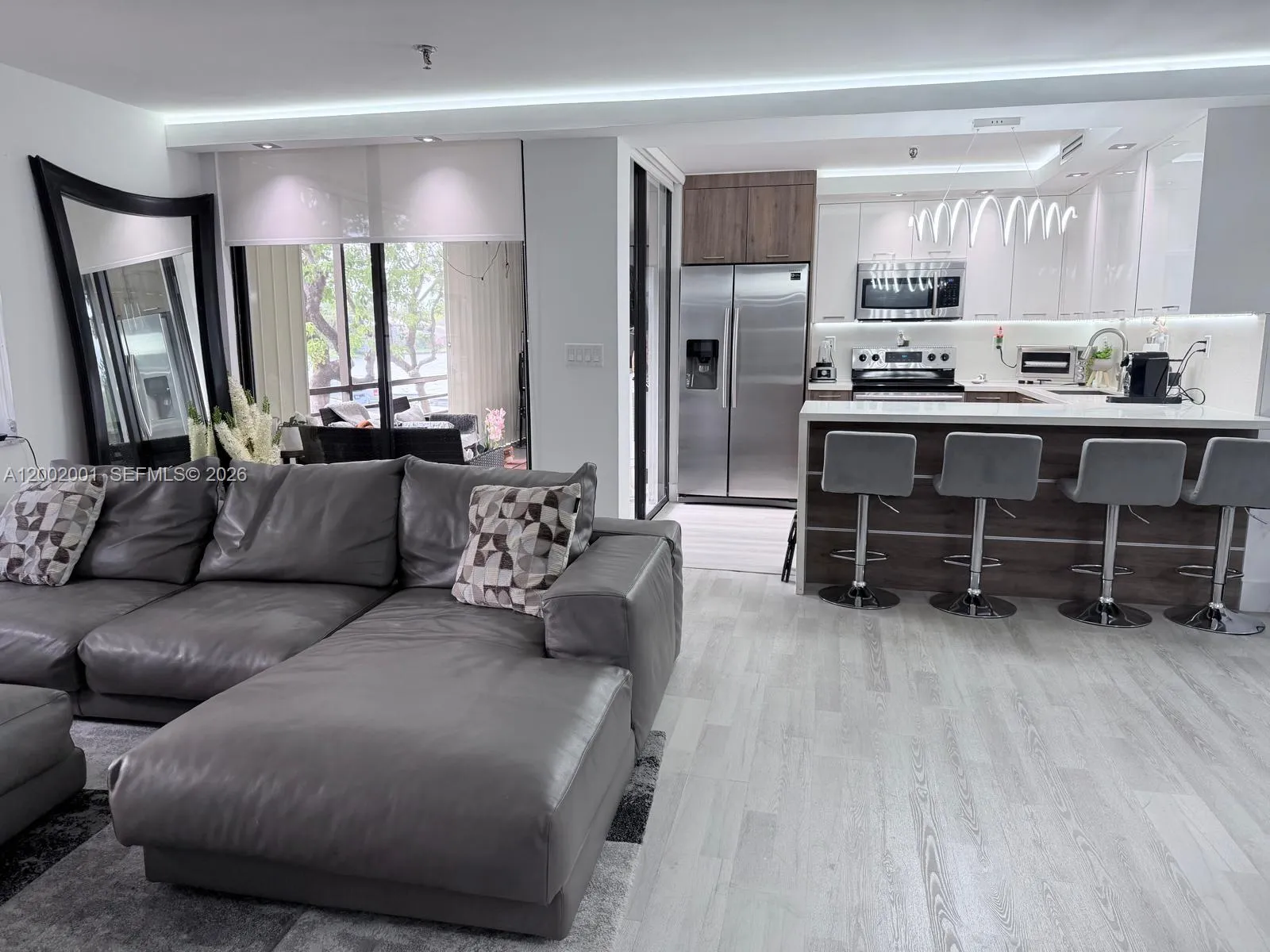 Foto de propiedad en 671 NE 195th Street 208E, Miami, FL 33179 Miami con MLS# 