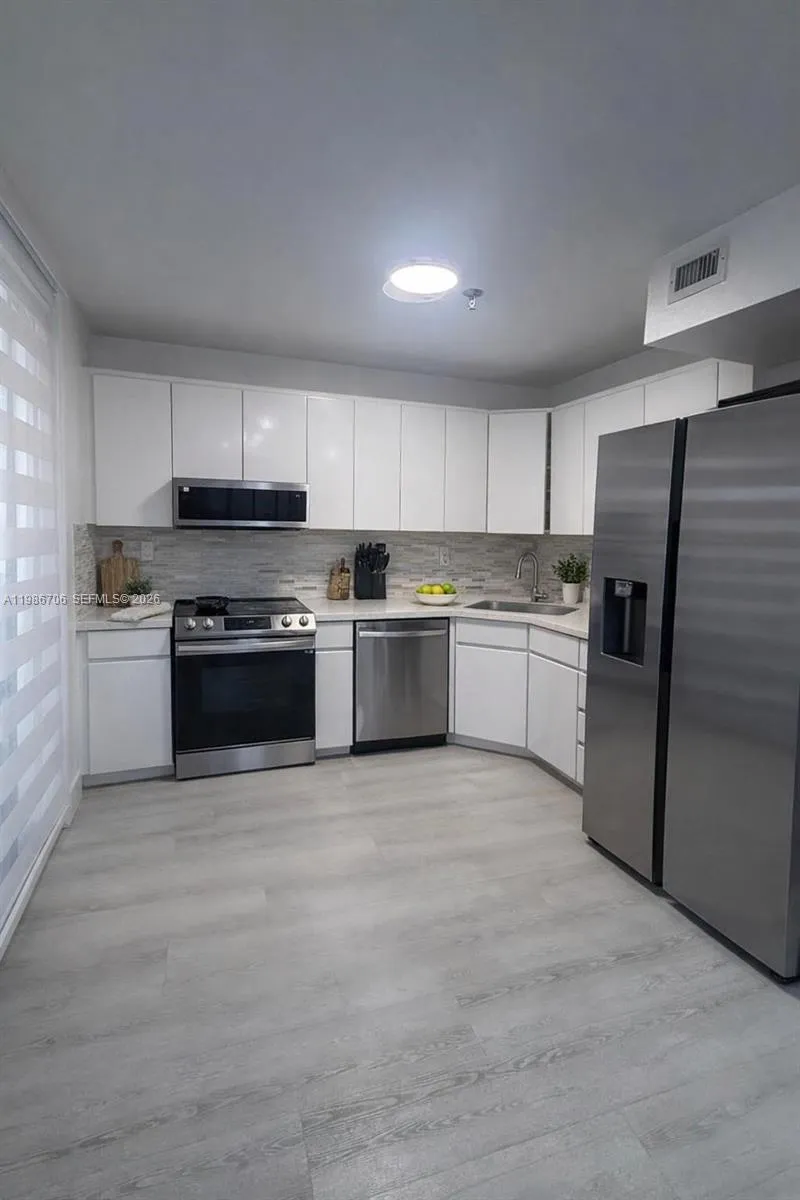 Foto de propiedad en 671 NE 195th Street 219-E, Miami, FL 33179 Miami con MLS# 