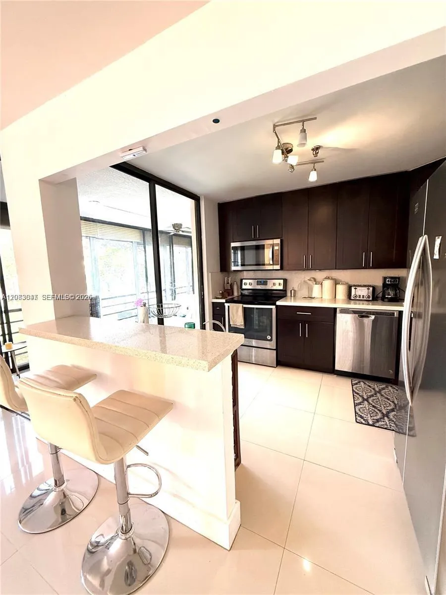 Foto de propiedad en 671 NE 195th Street 227-E, Miami, FL 33179 Miami con MLS# 