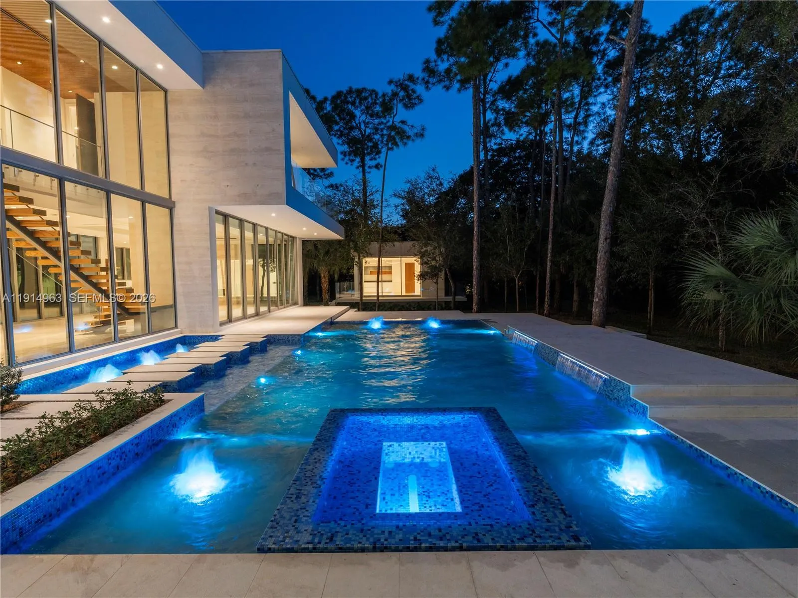 Foto de propiedad en 6720 SW 98th Street, Pinecrest, FL 33156 Pinecrest con MLS# 