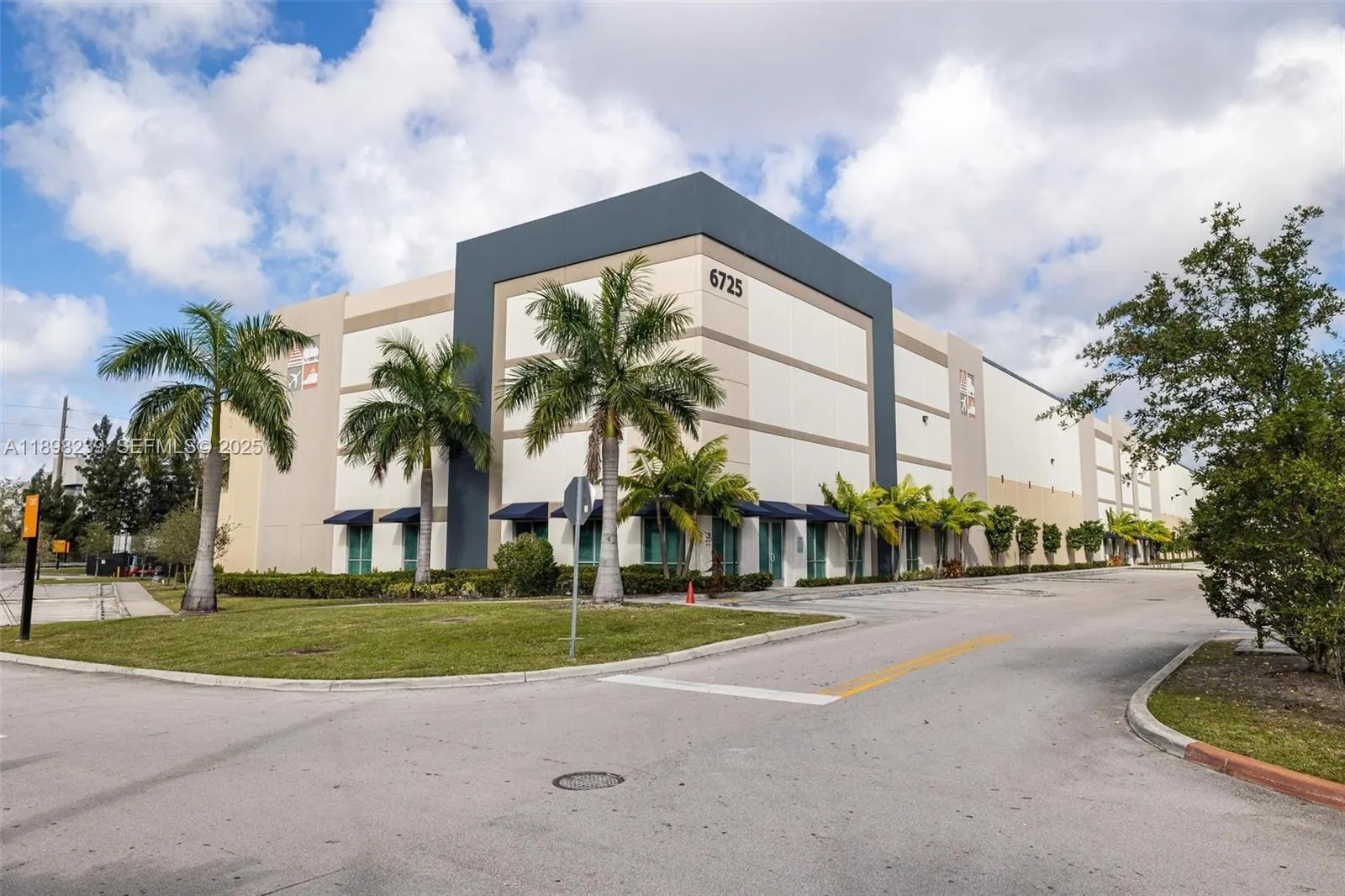 Foto de propiedad en 6725 NW 36th Street, Miami, FL 33166 Miami con MLS# 