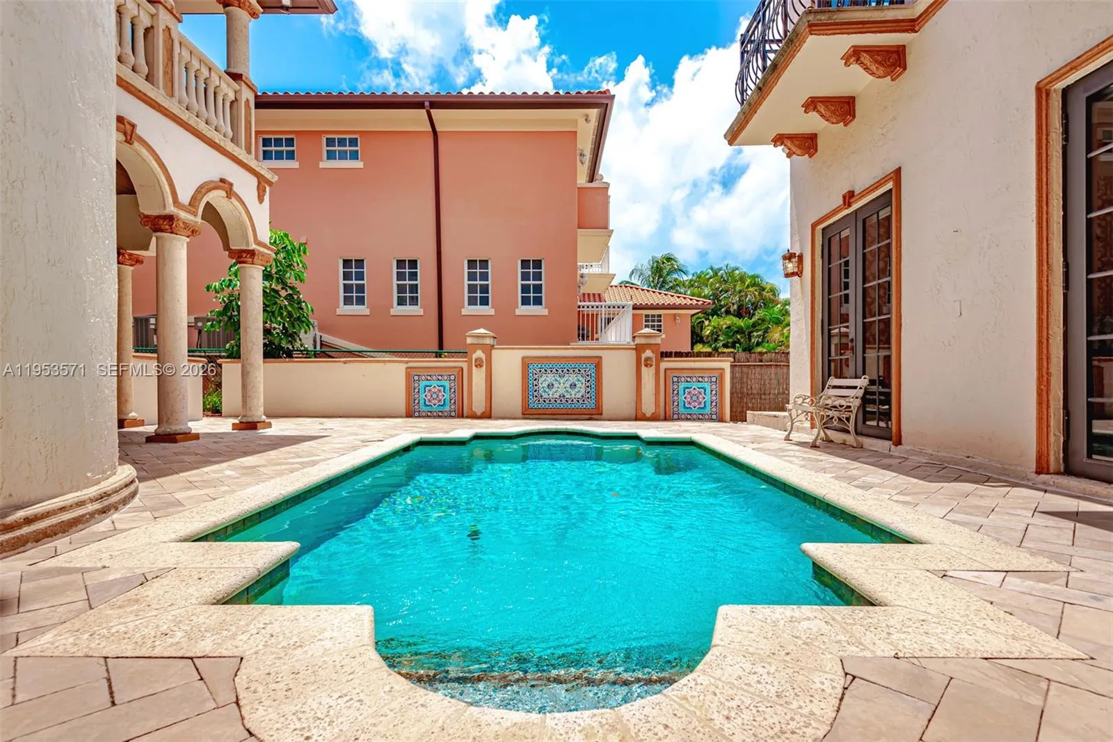 Foto de propiedad en 674 Ocean Boulevard, Golden Beach, FL 33160 Golden Beach con MLS# 