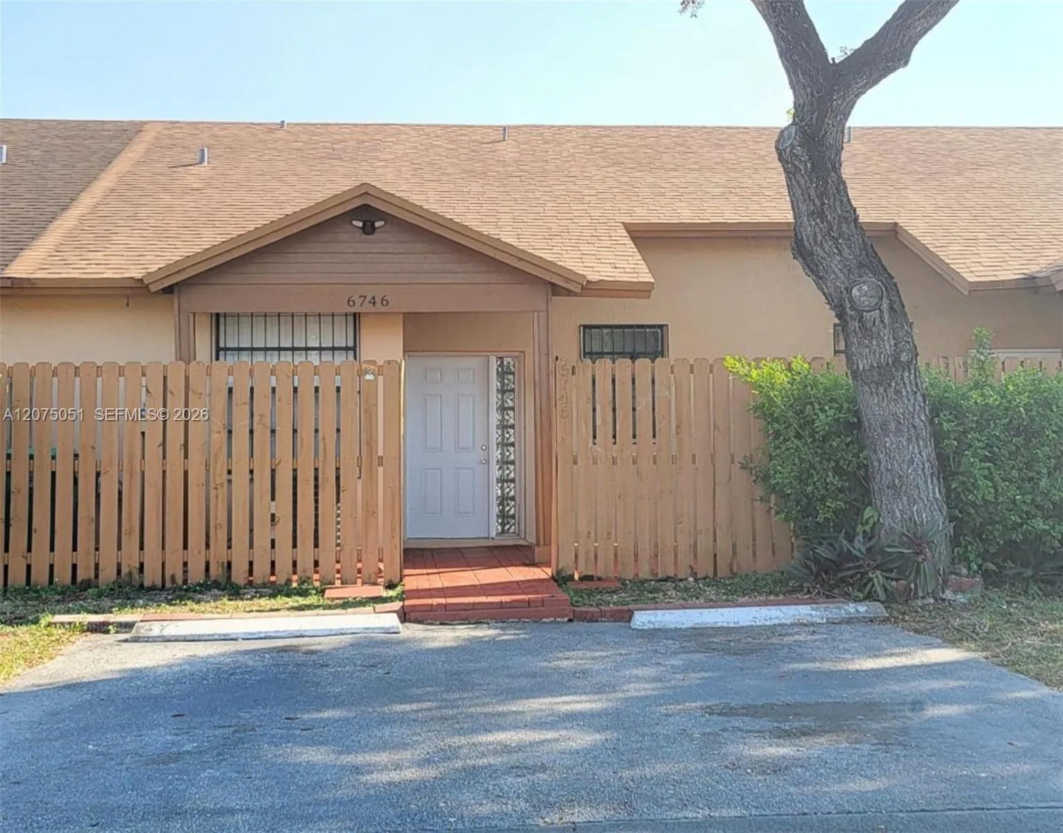 Foto de propiedad en 6746 NW 188th Terrace, Hialeah, FL 33015 Hialeah con MLS# 