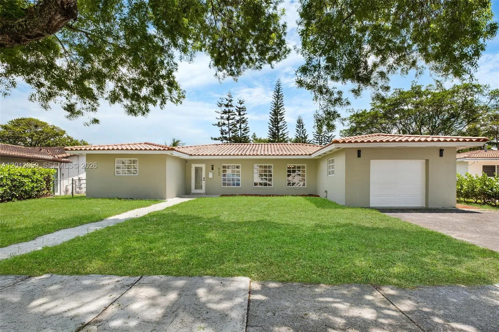 Foto de propiedad en 6750 White Oak Drive, Miami Lakes, FL 33014 Miami Lakes con MLS# 