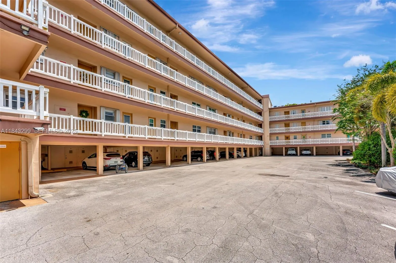 Foto de propiedad en 6751 Cypress Road 306, Plantation, FL 33317 Plantation con MLS# 