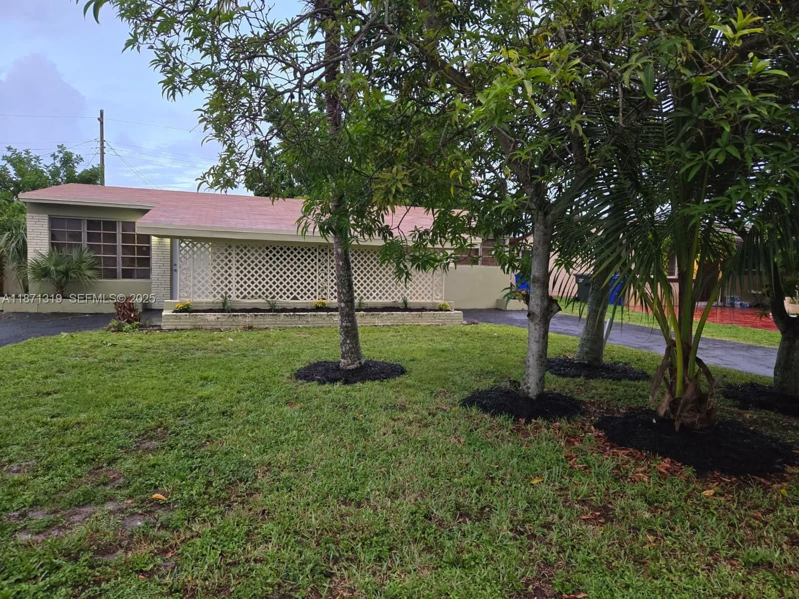 Foto de propiedad en 6751 Meade Street, Hollywood, FL 33024 Hollywood con MLS# 